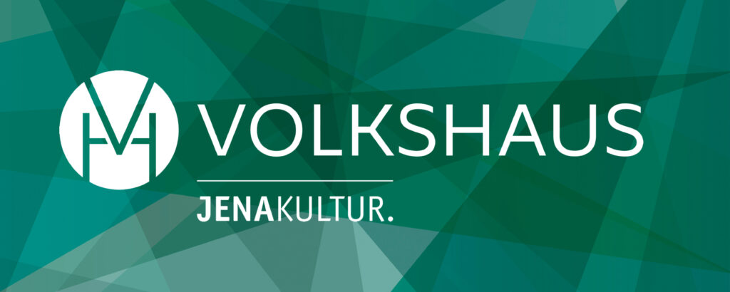 horizontales, weiĂźes Volkshaus-Logo mit einem den Initialien der Einrichtung zusammengefassten Emblem auf einer grĂĽnen Grafik