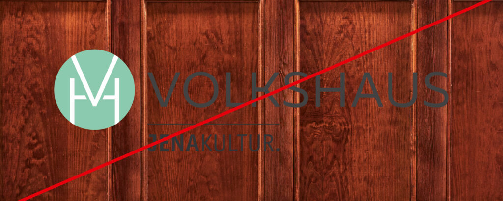 horizontales, Volkshaus-Logo mit einem den Initialien der Einrichtung zusammengefassten grĂĽnen Emblem auf einem Foto von Holzpanelen, was rot durchgestrichen ist