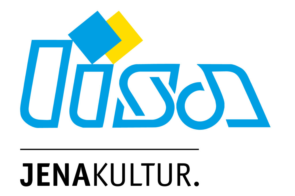 lisa-Schriftzug aus mit blau umrandeten weißen Buchstaben, dabei besteht der i-Punkt aus zwei gedrehten Quadraten in gelb und blau, die sich überlappen, darunter ein Trennstrich und eine Unterzeile "JENAKULTUR."