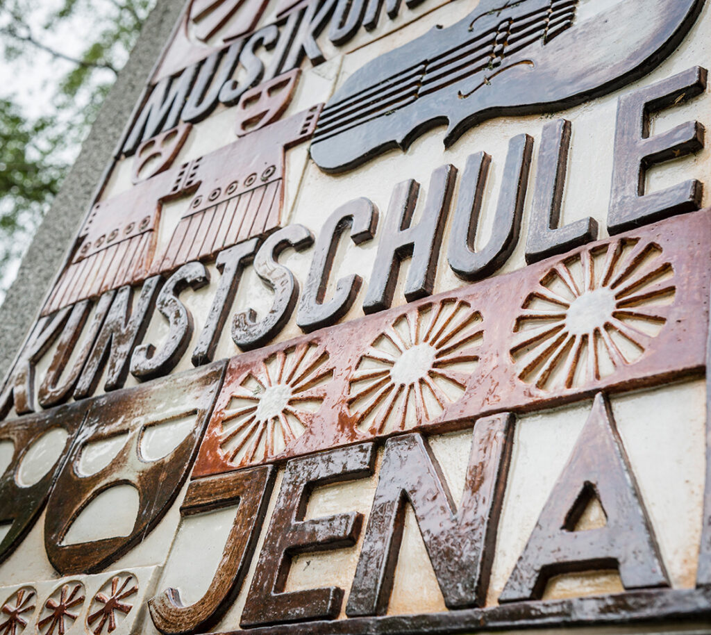 Detailaufnahme der Beschilderung Musik- und Kunstschule Jena