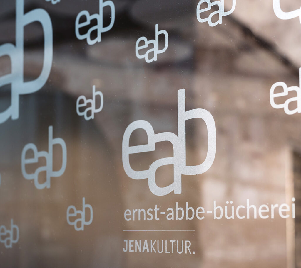 Kachel mit Foto vom eab-Logo-Schriftzug am Fenster der EAB Jena